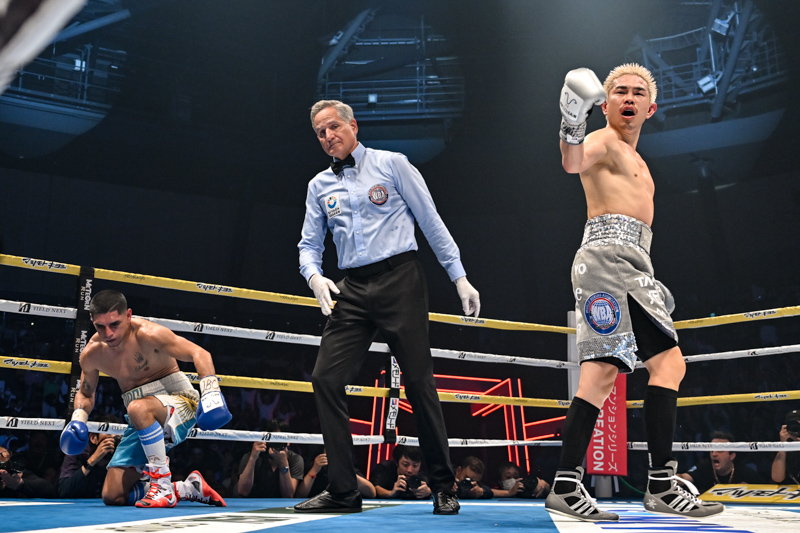 井岡一翔が10ラウンドに左フックでダウンを奪うもリベンジを果たせず(写真・山口裕朗)