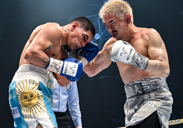井岡一翔とマルティネスの激闘の最後に一部ファンの暴走行為が（写真・山口裕朗）