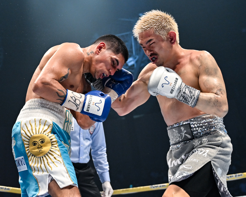 井岡一翔とマルティネスの激闘の最後に一部ファンの暴走行為が(写真・山口裕朗)