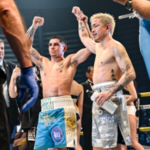 0－3判定でリベンジを果たせなかった井岡一翔は勝者のマルティネスを称えた（写真・山口裕朗）