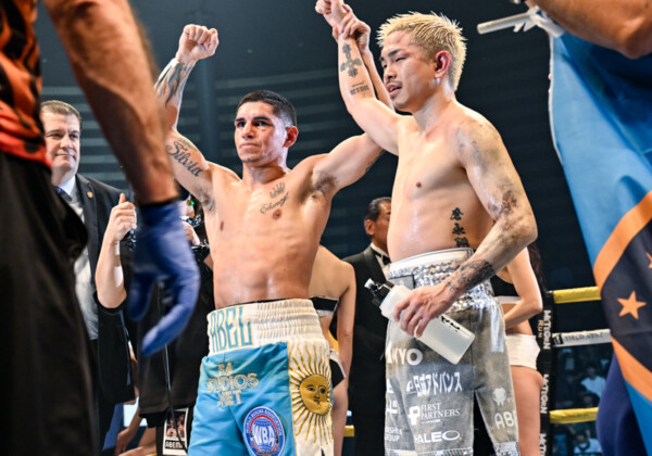 0－3判定でリベンジを果たせなかった井岡一翔は勝者のマルティネスを称えた（写真・山口裕朗）