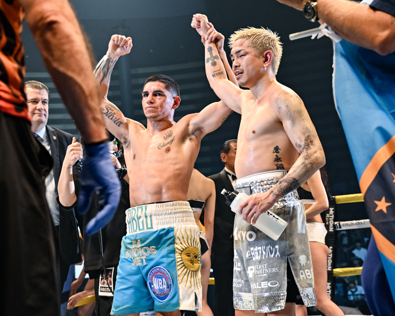 0-3判定でリベンジを果たせなかった井岡一翔は勝者のマルティネスを称えた(写真・山口裕朗)