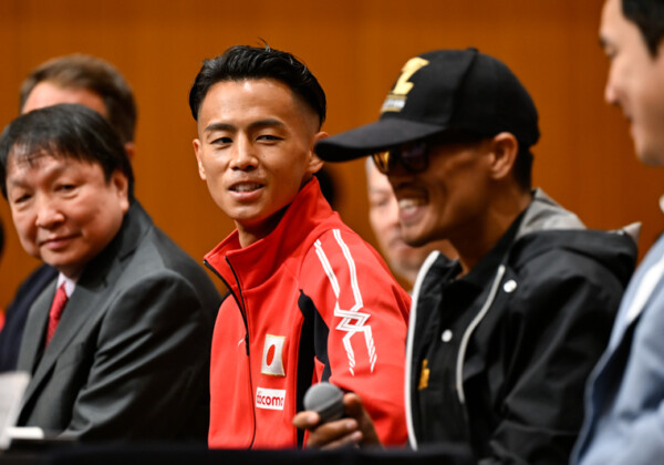 王者の武居由樹は挑戦者の発言に耳を傾けた（写真・山口裕朗）