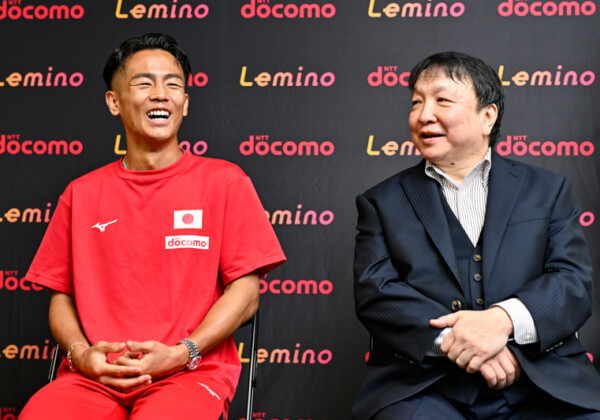 一夜明け会見のWBO世界バンタム級王者の武居由樹と大橋秀行会長（写真・山口裕朗）