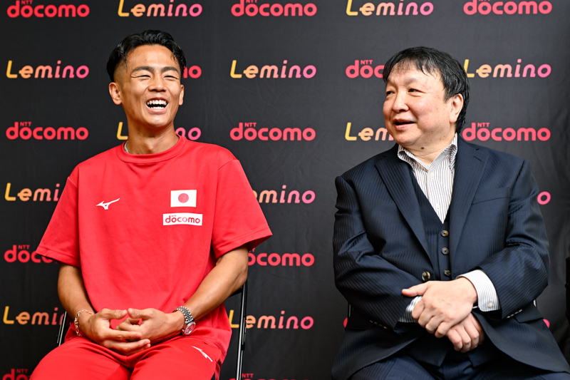 一夜明け会見のWBO世界バンタム級王者の武居由樹と大橋秀行会長(写真・山口裕朗)