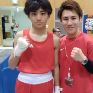 井上尚弥のトレーナーを務める太田光亮氏の長男の蓮久斗君がJCL大会で1回TKOデビューを飾った