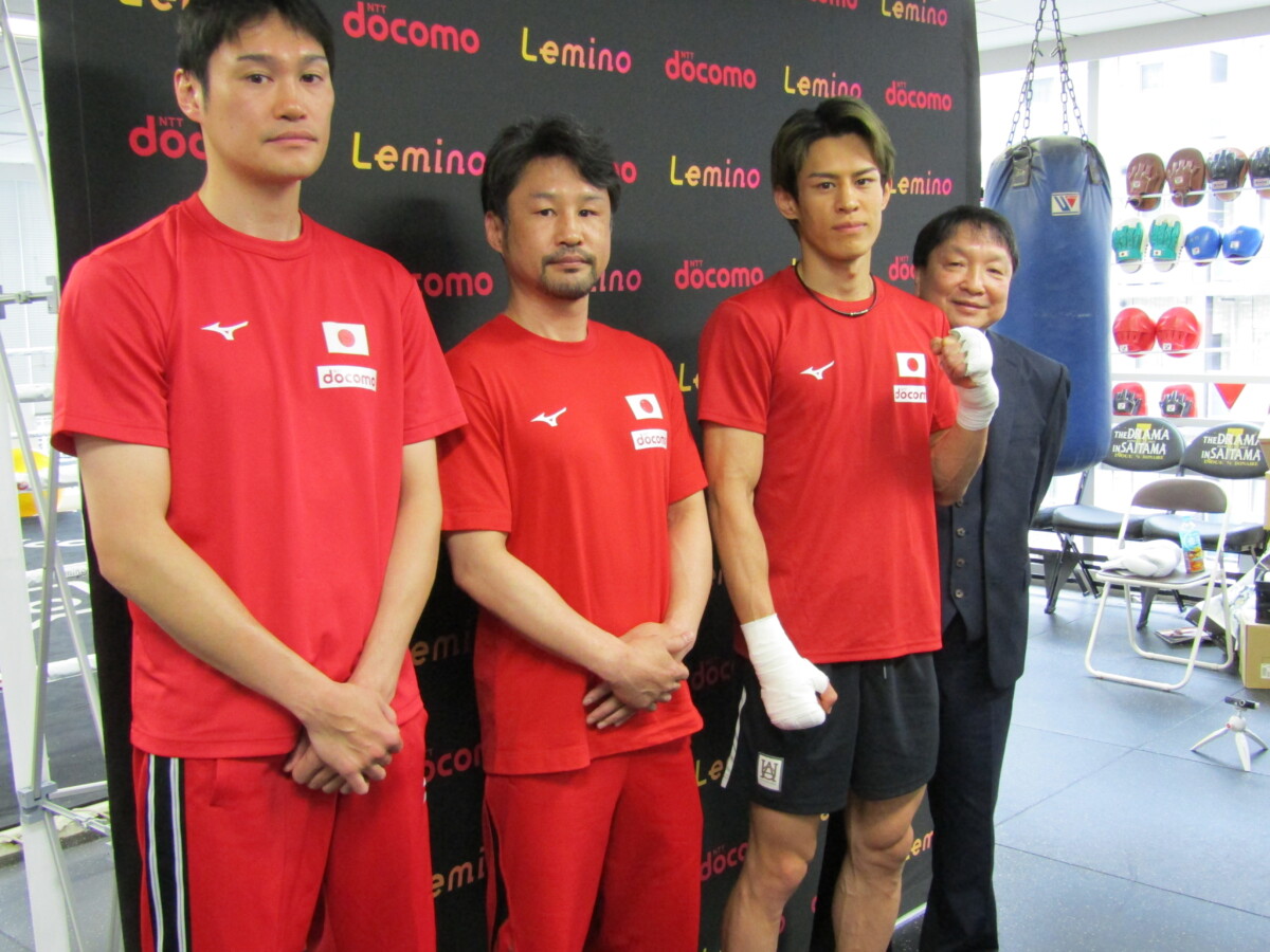 異例のトレーナー分業体制で初の世界戦に挑む力石政法(右から2人目)。左から鈴木康弘トレーナー、岡田誠一トレーナー、一番右が大橋秀行会長