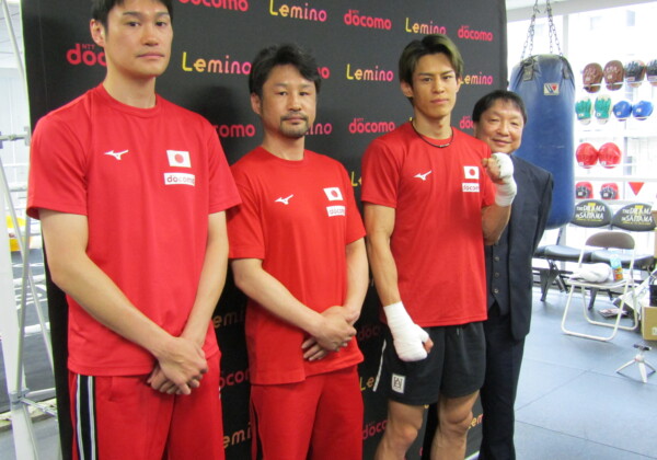 異例のトレーナー分業体制で初の世界戦に挑む力石政法（右から2人目）。左から鈴木康弘トレーナー、岡田誠一トレーナー、一番右が大橋秀行会長