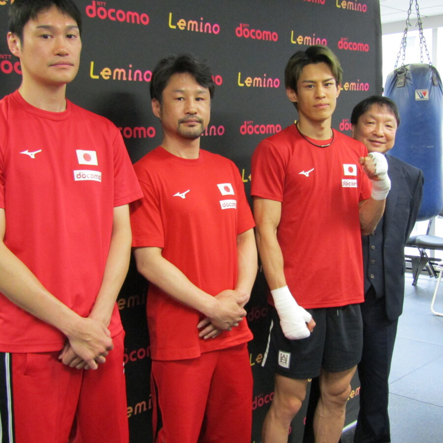 異例のトレーナー分業体制で初の世界戦に挑む力石政法（右から2人目）。左から鈴木康弘トレーナー、岡田誠一トレーナー、一番右が大橋秀行会長