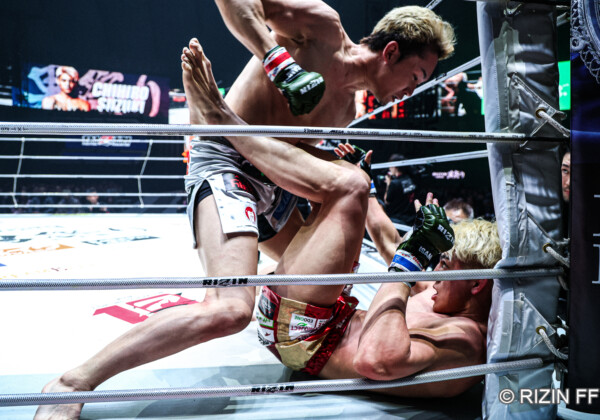 朝倉未来が鈴木千裕を得意の領域に引き込んでドクターストップに追い込んだ（写真・RIZIN FF)