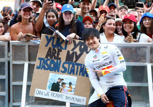 スペインGP直前のファンイベントでのレッドブル角田裕毅。スペインでも大人気だ（写真・Getty Images / Red Bull Content Pool)