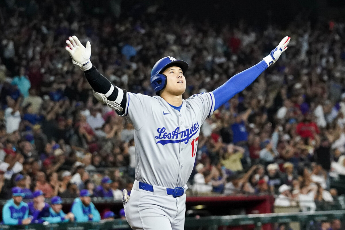 大谷翔平がDバックス戦の9回に劇的な決勝12号3ランを放ち珍しくバンザイ(写真・AP/アフロ)