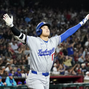 大谷翔平がDバックス戦の9回に劇的な決勝12号3ランを放ち珍しくバンザイ（写真・AP/アフロ）