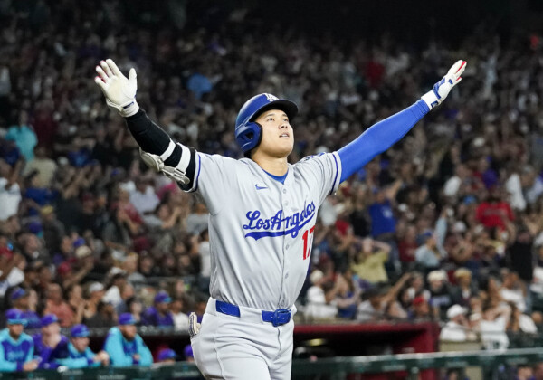 大谷が9回に放った決勝12号3ランで珍しくバンザイ（写真・ＡＰ/アフロ）