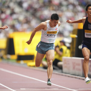セイコーゴールデンGPの100mを制したのは栁田大輝（東洋大、右端）。世界陸上金メダリストのコールマンや桐生祥秀（右から2人前）らを振り切った（写真・アフロスポーツ）
