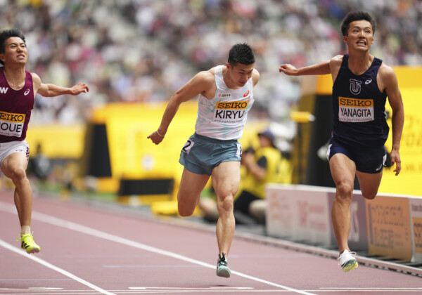 セイコーゴールデンGPの100mを制したのは栁田大輝（東洋大、右端）。世界陸上金メダリストのコールマンや桐生祥秀（右から2人前）らを振り切った（写真・アフロスポーツ）