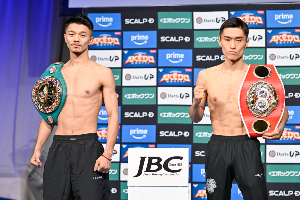 注目の統一戦！WBC王者の中谷潤人（左）とIBF王者の西田凌佑が共に計量をクリアした（写真・山口裕朗）