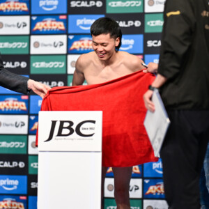 パンツを脱いだ那須川天心にタオルでカーテンをしたのはロバートの山本氏だった（写真・山口裕朗）