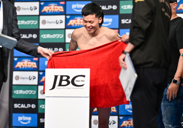 パンツを脱いだ那須川天心にタオルでカーテンをしたのはロバートの山本氏だった（写真・山口裕朗）