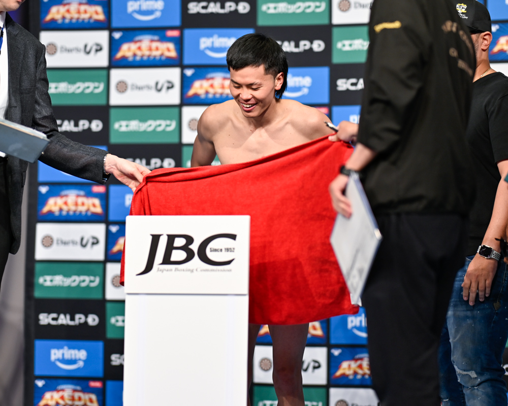 パンツを脱いだ那須川天心にタオルでカーテンをしたのはロバートの山本氏だった(写真・山口裕朗)