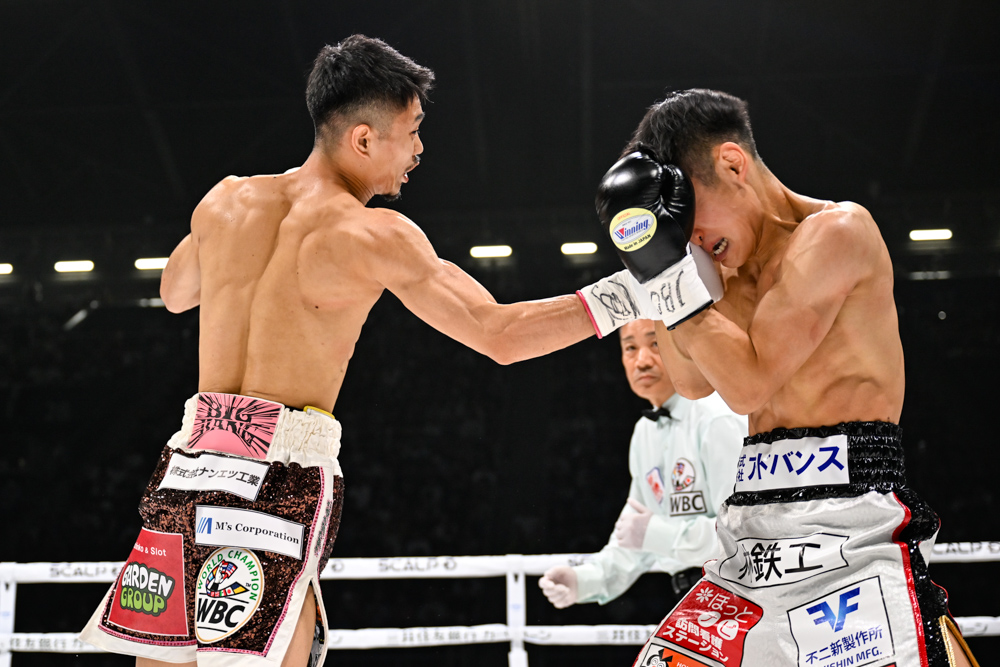 中谷が1ラウンドから猛ラッシュを仕掛けた(写真・山口裕朗)