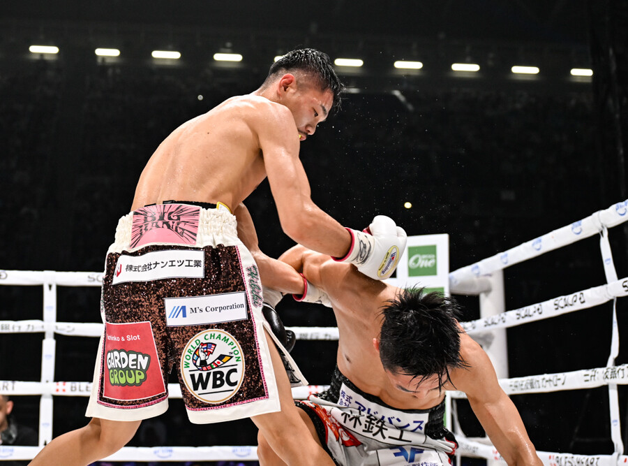 中谷潤人がクリンチから西田凌佑の右肩を決めて投げ飛ばしたシーン（写真・山口裕朗）