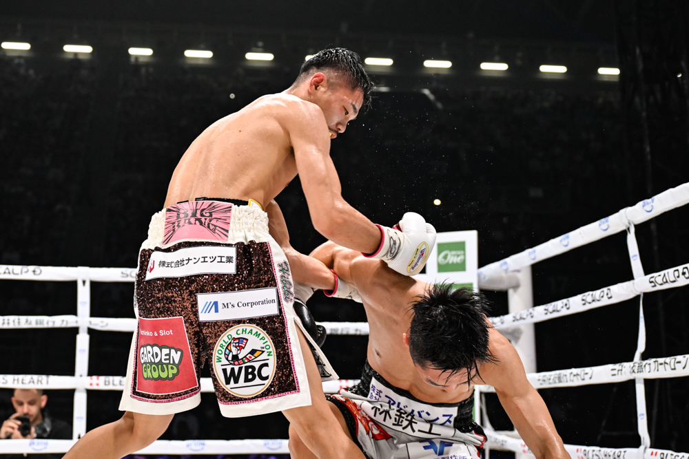 中谷潤人がクリンチから西田凌佑の右肩を決めて投げ飛ばしたシーン(写真・山口裕朗)