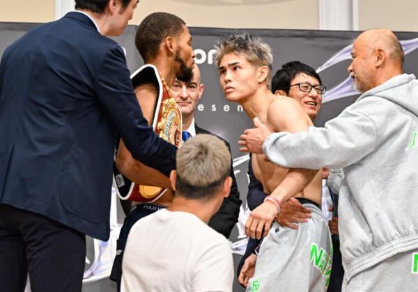 計量後のフェイスオフで王者のノーマンと佐々木尽は一瞬不穏なムードに（写真・山口裕朗）