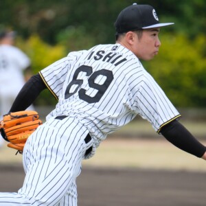 阪神の石井大智が頭部に投手ライナーを受けて病院へ緊急搬送された（資料写真・黒田史夫）