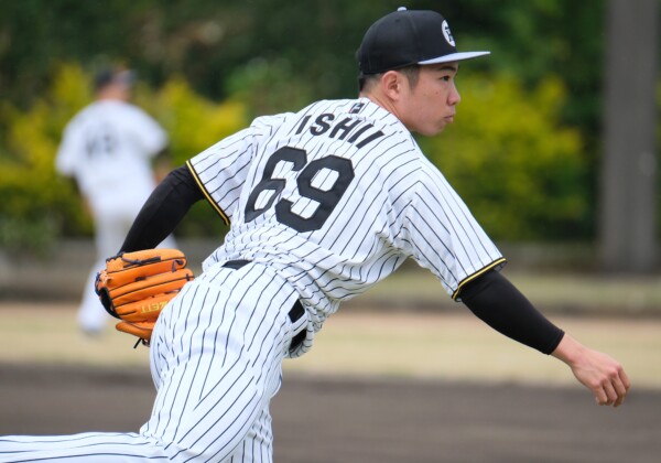 阪神の石井大智が頭部に投手ライナーを受けて病院へ緊急搬送された（資料写真・黒田史夫）