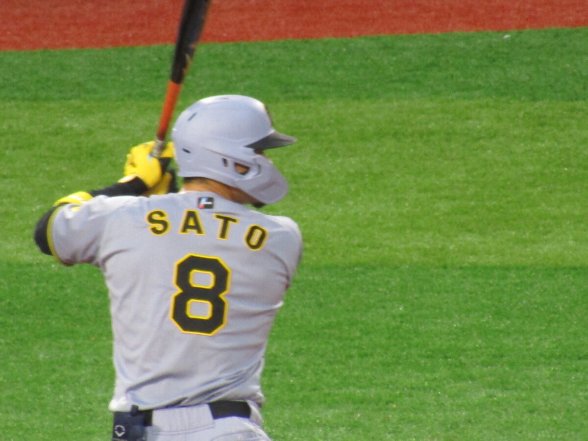 阪神の佐藤輝明が本塁打と勘違いしての確信歩きでフェンス直撃段がシングルヒットに終わる失態