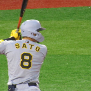 阪神の佐藤輝明が本塁打と勘違いしての確信歩きでフェンス直撃段がシングルヒットに終わる失態