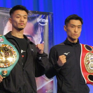 公式会見に出席したWBC王者の中谷潤人（左）とIBF王者の西田凌佑（右）