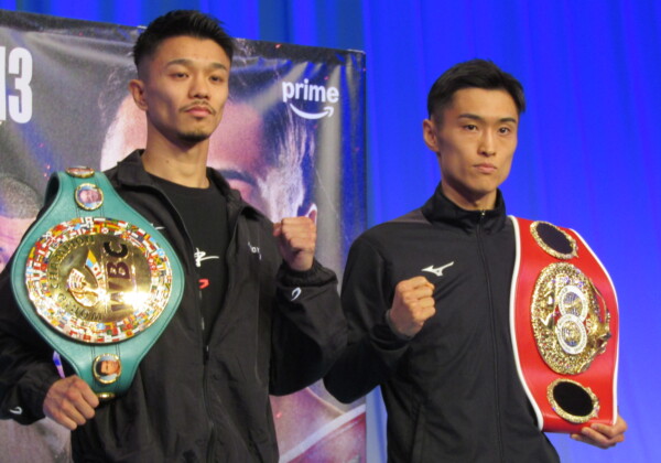 公式会見に出席したWBC王者の中谷潤人（左）とIBF王者の西田凌佑（右）