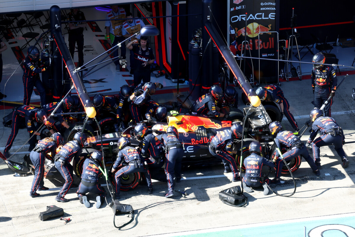 角田裕毅がオーストリアGP決勝のピットで懸命な作業を受けるが最下位に沈む(写真・Getty Images / Red Bull Content Pool)