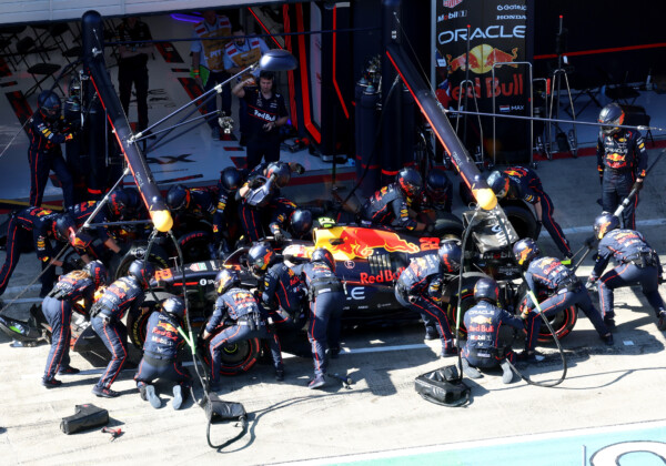 角田裕毅がオーストリアGP決勝のピットで懸命な作業を受けるが最下位に沈む（写真・Getty Images / Red Bull Content Pool)