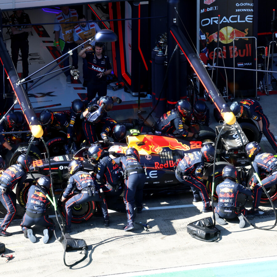 角田裕毅がオーストリアGP決勝のピットで懸命な作業を受けるが最下位に沈む（写真・Getty Images / Red Bull Content Pool)