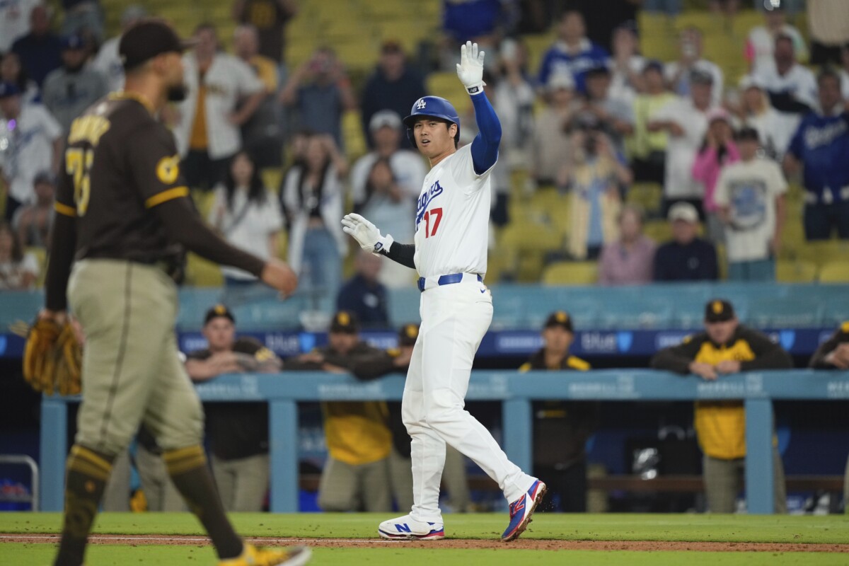 スアレス(左)から報復死球を受けた大谷翔平が自軍がベンチを飛び出すことを制する(写真・AP/アフロ)