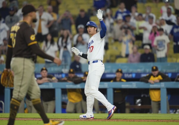 スアレス（左）から報復死球を受けた大谷翔平が自軍がベンチを飛び出すことを制する（写真・AP/アフロ）