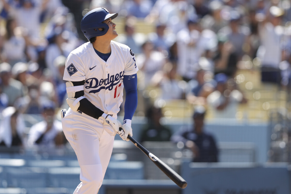 リアル二刀流の大谷翔平は8回に26号2ランを放ち打球の行方を見守った(写真・AP/アフロ)