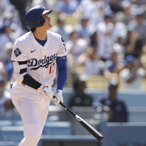 リアル二刀流の大谷翔平は8回に26号2ランを放ち打球の行方を見守った（写真・ＡＰ/アフロ）