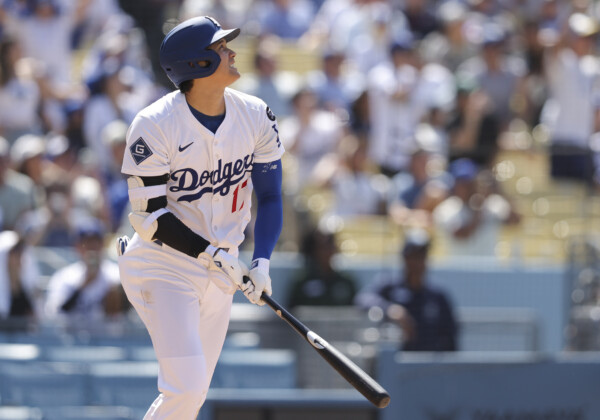 リアル二刀流の大谷翔平は8回に26号2ランを放ち打球の行方を見守った（写真・ＡＰ/アフロ）