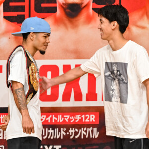 WBA世界ライトフライ級王者のロサ（左）に挑む高見享介は平本蓮のTシャツで会見に登場（写真・山口裕朗）