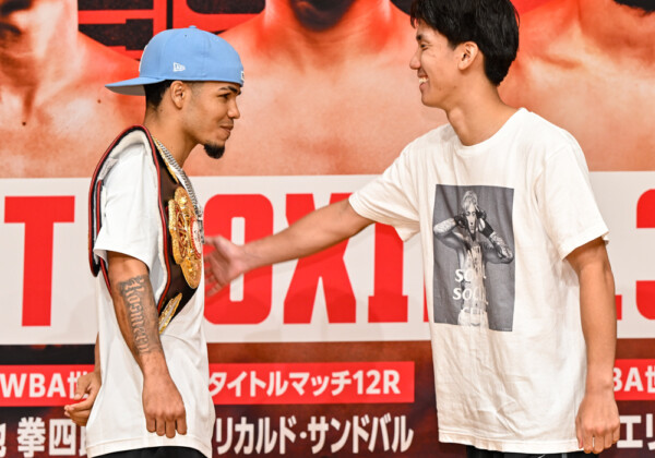 WBA世界ライトフライ級王者のロサ（左）に挑む高見享介は平本蓮のTシャツで会見に登場（写真・山口裕朗）