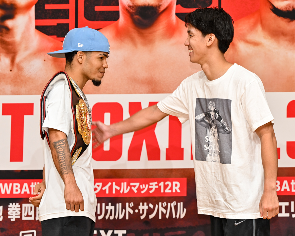 WBA世界ライトフライ級王者のロサ(左)に挑む高見享介は平本蓮のTシャツで会見に登場(写真・山口裕朗)