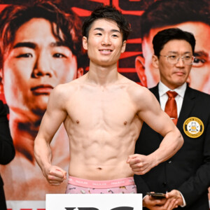 計量をクリアしたWBA＆WBC王者の寺地拳四朗（写真・山口裕朗）