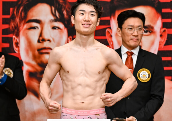 計量をクリアしたWBA＆WBC王者の寺地拳四朗（写真・山口裕朗）