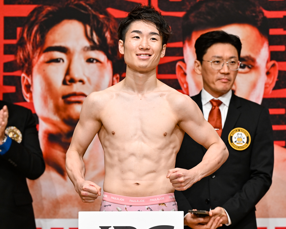 計量をクリアしたWBA&WBC王者の寺地拳四朗(写真・山口裕朗)