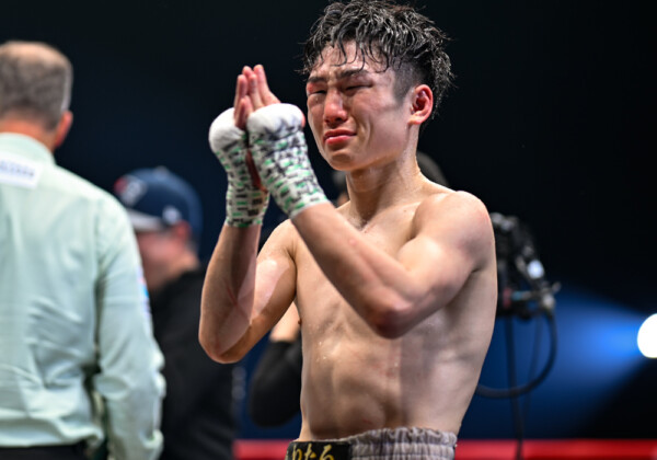 僅差判定負けの拳四朗は悔し泣き（写真・山口裕朗）