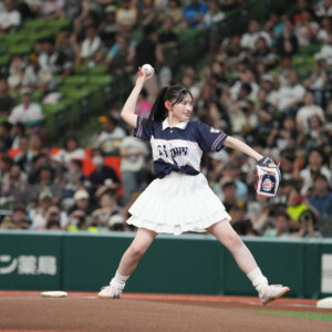 人気アイドルグループ「超ときめき♡宣伝部」のメンバー、菅田愛貴さんがベルーナドームでの西武対ソフトバンク戦の始球式に登場（写真提供・西武ライオンズ）